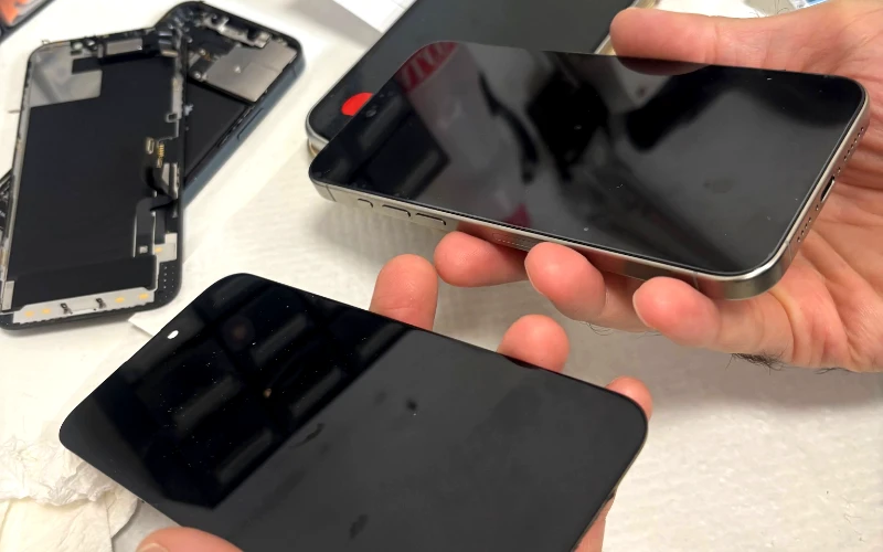 Display e scocche iPhone in riparazione sul banco del laboratorio